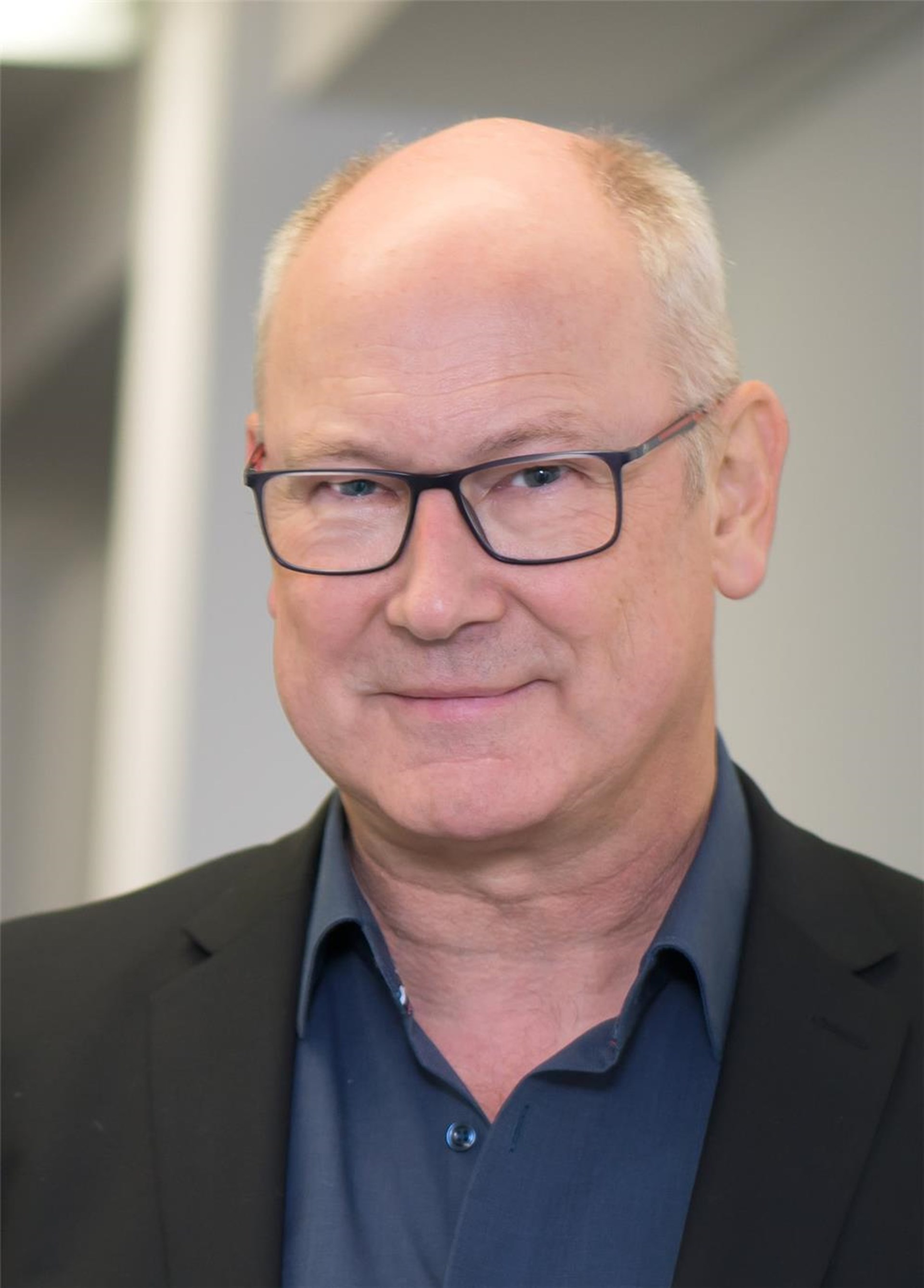 Mann mit Brille im karierten Hemd